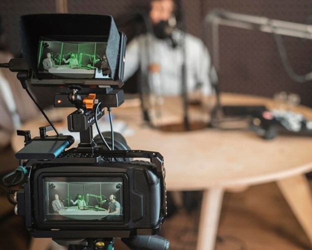 اهمیت تیزر و فیلمبرداری صنعتی - یک فرد در حال فیلمبرداری از مجری